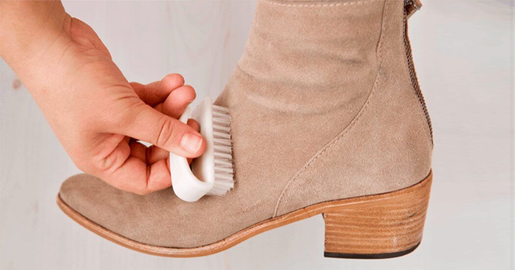 Как правильно убирать соль с замшевой обуви?