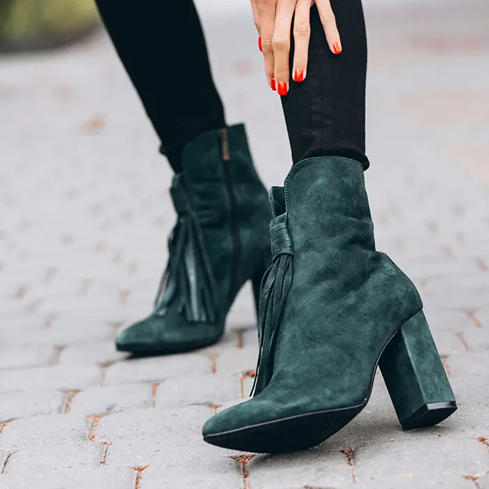 Замшевая обувь: Образ с особой изысканностью и шармом.